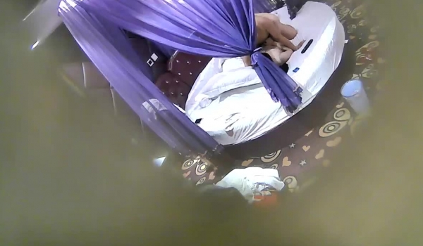 特色情趣酒店帘子房偷拍胖哥和斯文眼镜女友开房啪啪床边站着干