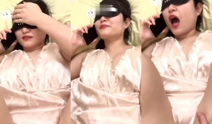 气质丰满熟女在家偷情 我能干嘛呀 看电视 没有 真的在看电视 太激动了 老公打电话查岗 回答很机