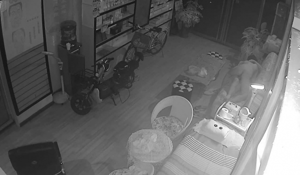 黑客破解网络摄像头偷拍养生馆晚上打佯老板和媳妇店面干炮椅子干到沙发