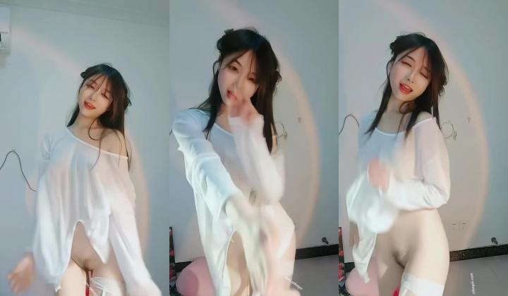 校花女神【懒羊羊】全裸骚舞，道具自慰，双洞齐开，白虎嫩穴