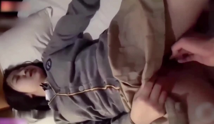 河南实验中学校服眼镜女柯晗星事件，因跟男友监控下偷情，被保安视频威胁开房数十次，最后视频曝光