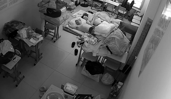 破解网络摄像头监控偷拍学生放假住在教室打地铺的夫妻午睡骚媳妇骑在老公身上慢摇