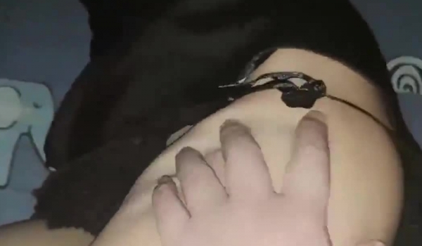 海角社区乱伦新人孤儿日寡母偷窥过妈妈的逼后想尽一切办法下药迷倒终于把我妈给操了
