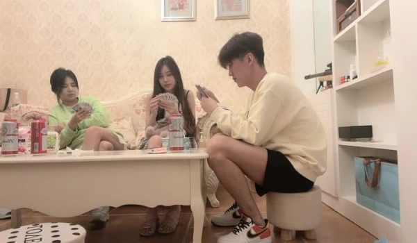 初恋的香味【是不良人探花】今晚女神之夜 平面模特 抖音主播 三人快乐斗地主 游戏完抱佳人上床 淫