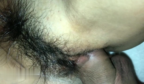 《台湾情侣泄密》灌醉漂亮的女同事把她的大肥鲍干出血
