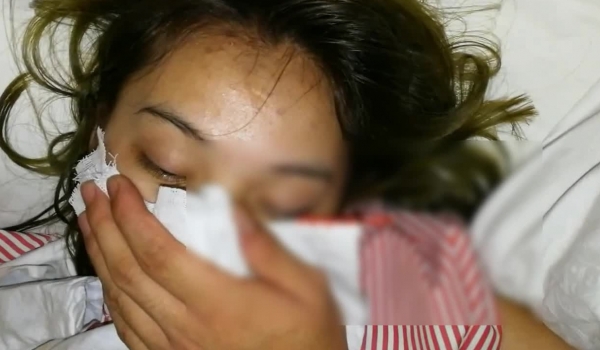 医院98年性感漂亮的美女小护士不慎被同事灌醉带到酒店尽情玩弄啪啪中途还给美女换了双丝袜！