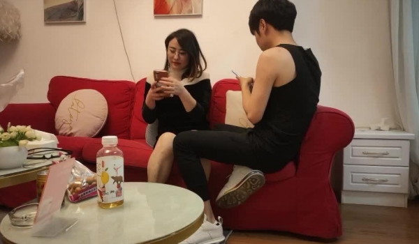 【锤子探花】约操极度淫骚，漂亮眼镜骚熟女，跪地猛吸屌一脸淫骚，后入大屁股大力爆操