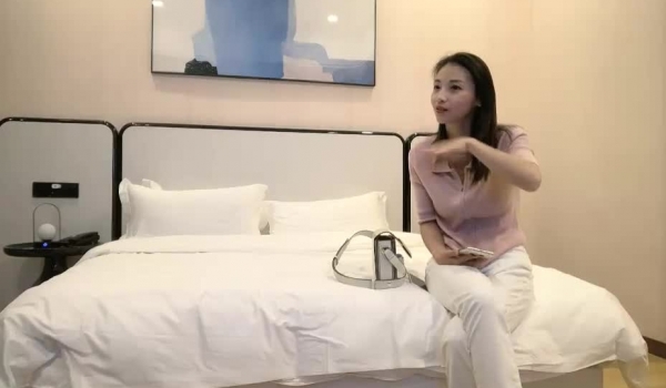 小宝寻花长相甜美白裤大奶外围妹，镜头特写深喉口交，扶着小腰后入抽插猛操，骑乘打桩操的妹子受不了