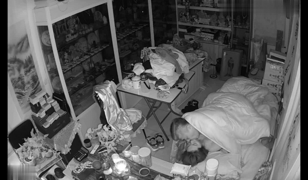 最新黑客破解家庭网络摄像头偷拍淘古井专家古玩店老板又泡了个高贵气质富婆回店里简易床上啪啪