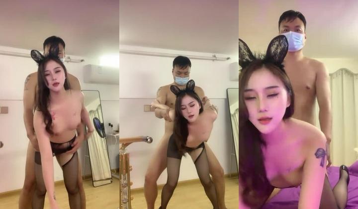 大波浪网红女神下海，剧情演绎猛男来收物业费，拔下裤子就要操，情趣耳朵装扮，黑丝美腿高跟鞋，黄狗撒