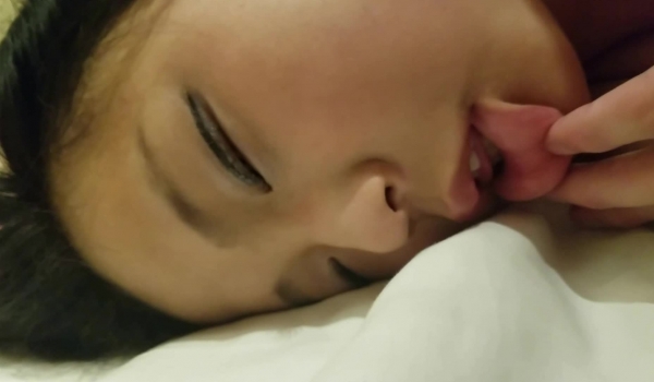清纯可爱小美女被下药后穿肉丝,玩屁眼随意玩弄,逼逼挺干净的