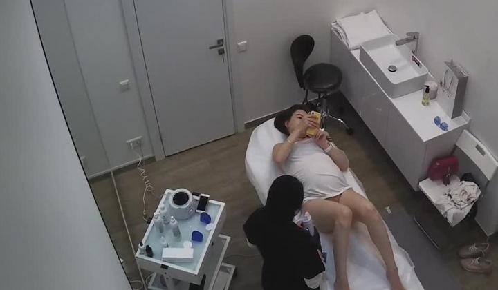 仁爱医院监控破解 偷拍两个阴部微整形的美少妇小黑B瞬间秒变小白虎