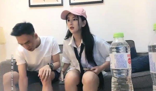 微信3200元约到的年轻漂亮气质绝佳的性感小美女沙发上被各种玩逼蹂躏,一线天美穴抠的嗷嗷叫,操的