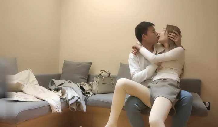 一屌探花_约来两妹妹留下短裤高跟时尚嫩妹，超清视角掰穴口交，骑坐猛操，抬腿站立侧入