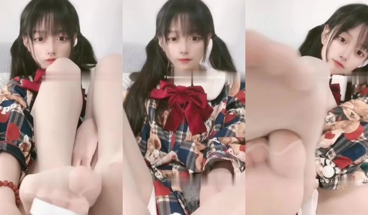 玉足萝莉风嫩妹，可爱双马尾，露脸小美女【要要饿晕了】推特福利，自慰口交足交，性爱，小母狗属性拉满