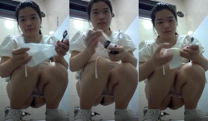 《魔手外购极品CP》美女如云商场女厕逼脸同框正面偸拍超多年轻小姐姐小少妇方便，牛仔短裤美少女的干
