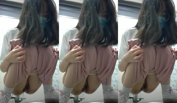 《魔手外购极品CP》美女如云商场女厕逼脸同框正面偸拍超多年轻小姐姐小少妇方便，牛仔短裤美少女的干
