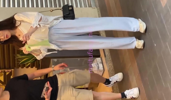 大神一路跟踪偷拍气质少妇 还是一个无毛的小嫩鲍鱼