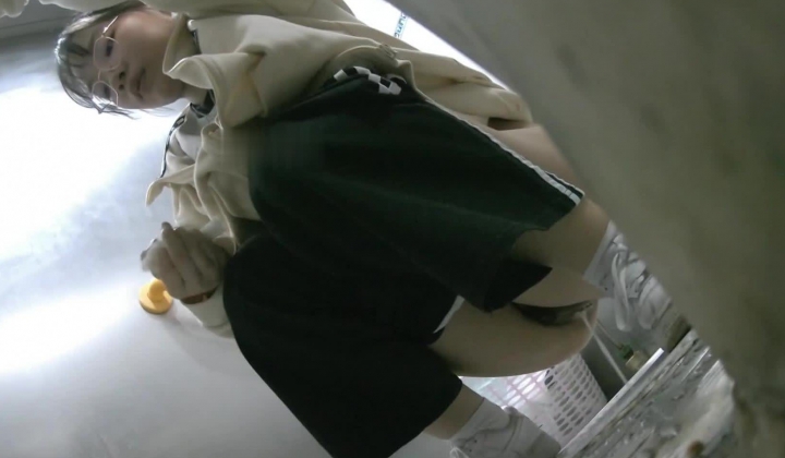 《极品CP魔手外购》大神潜入学生公寓女卫暗装针孔逼脸同框偸拍各种小姐姐方便，有美女有美鲍还有性感
