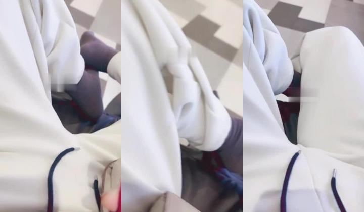 商场卫生间偷拍暗访，【公厕偷拍】，第一现场直播，各种美女雪白屁股尿湿阴毛