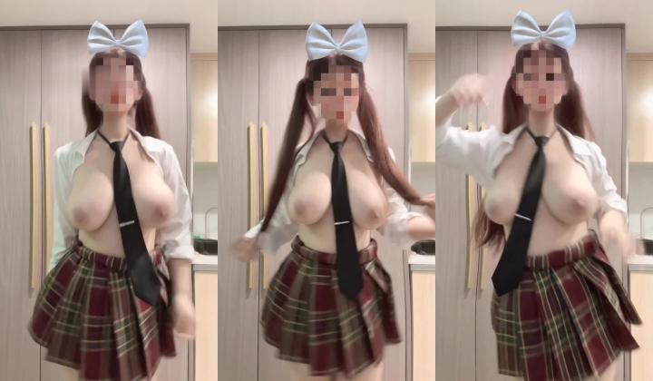 推特03年G奶女大生吊钟巨乳福利姬【小R】520专属群视图流出，揉奶甩奶、裸舞、贴屏特写自慰粉嫩