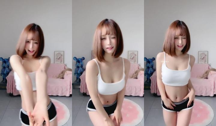有颜值有身材顶级绿播女神【性感小兔】终于下海啦，裸舞抖奶掰穴自慰，撸点极高