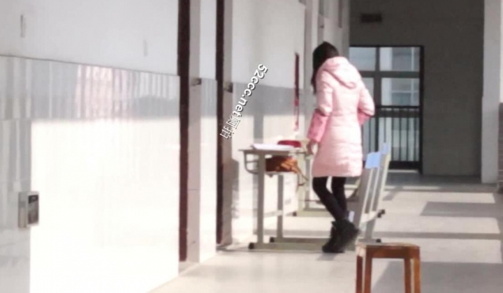 【女厕偷拍系列】爱学习的女生