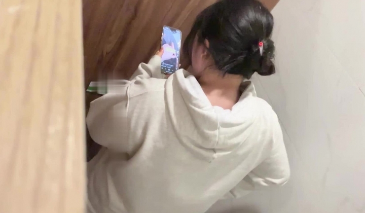 大神潜入办公楼女厕 近距离贴B拍几位美女同事的肥鲍鱼