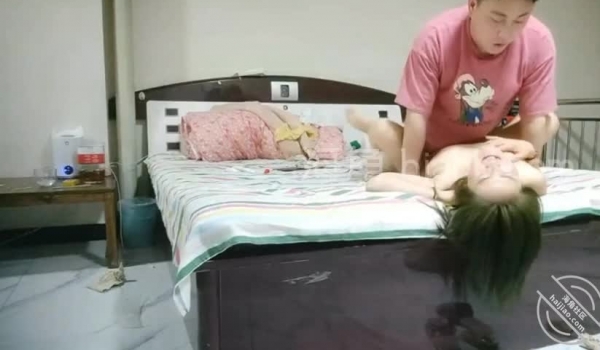 真实原创大神记录与大肥逼嫂子的偸情日子，慢慢的聊到她内心处，最终拿下了，第一次好紧张