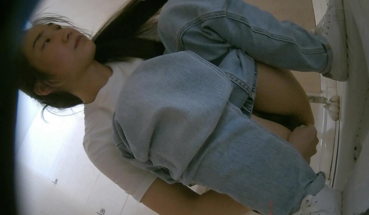 公园女厕暗藏摄像头偷拍 美女少妇的各种美鲍鱼