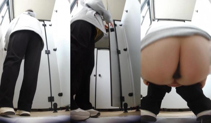 【魔手外购】，看脸看逼，固定机位偸拍，校园女厕超多小学姐方便，有美女还有制服的，各种大屁股