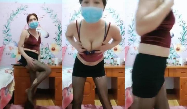 无敌淫语刺激，风韵犹存极品身材广场舞骚妻【蓝夕】剧情定制，妈妈勾引儿子+诱惑老公起床做爱