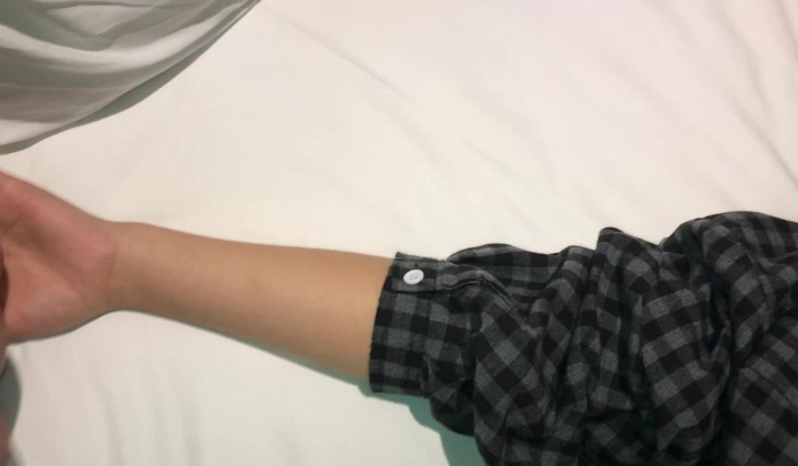 ️涉世未深单纯学生妹网恋，现实约会套路被小胖死猪玩，各种玩弄啪啪，内窥镜看子宫