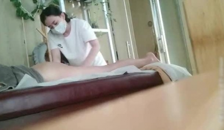 极品少妇 【按摩店迪丽热巴】颜值爆表的天神下凡，一脸不情愿的高冷模样，猥琐嫖客抓奶惹女神生气