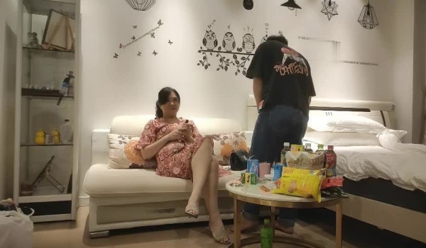 专找丶阿姨玩小伙特殊癖好钟爱熟女，被两小伙各种摸，转战到床上抬腿侧入，上位骑乘前后蠕动