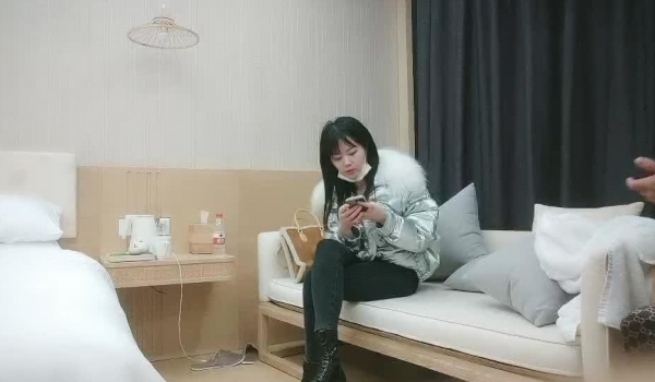 利哥探花 170大长腿少妇服务非常敬业身村苗条利哥扛起双腿才能勉强操到逼