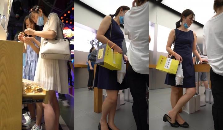 大神偷拍美女裙底风光 少妇脱鞋弯腰骚内大露毛隔屏幕都有味道+两位学生妹逛街年龄不大内裤却很骚