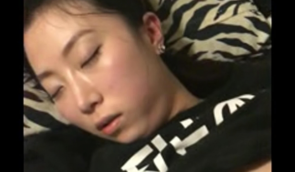 【迷奸睡奸系列】 ️韩国小美女 ️被人下药迷晕后被人各种玩弄，还用剪刀剪逼毛，在马桶上狂艹等，！