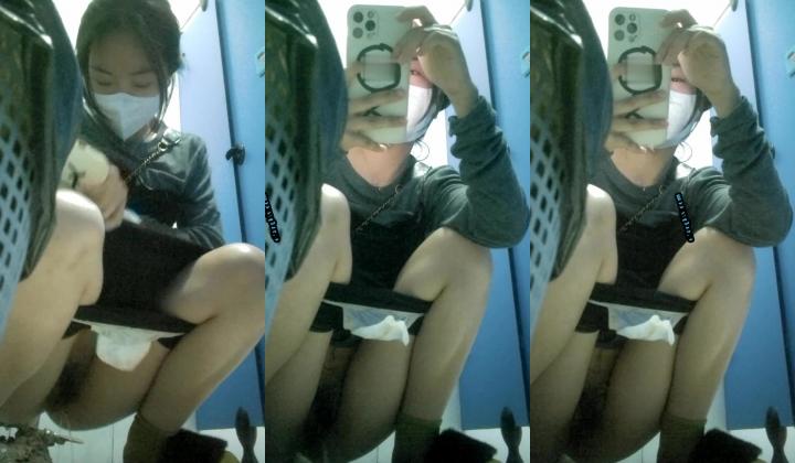 拍多位年轻小姐姐大小便，美女诱惑蜜桃臀，旗袍老阿姨无毛一线天简直太顶了