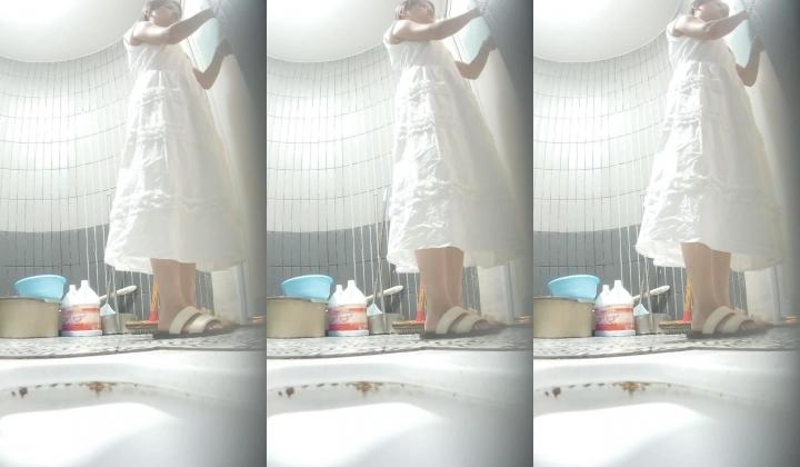 真实偷拍女公厕超多小姐姐方便，脸鲍同框，有美女