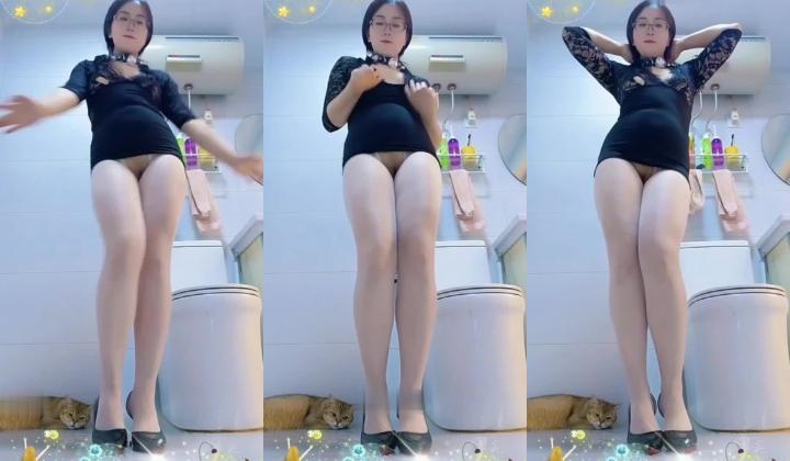天津风骚眼镜骨科医生少妇【闪耀】露脸，与金主1对1脸穴同框自慰双洞，血脉喷张的淫语刺激