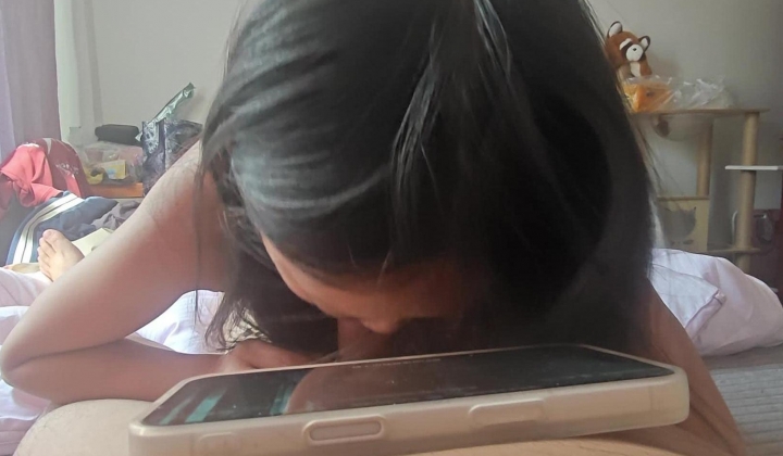 广西青涩小妹正面开腿被干时表情又皱又浪 白衬衫深喉把整根吞进去边捂脸偷笑边足交刺激直接爆表