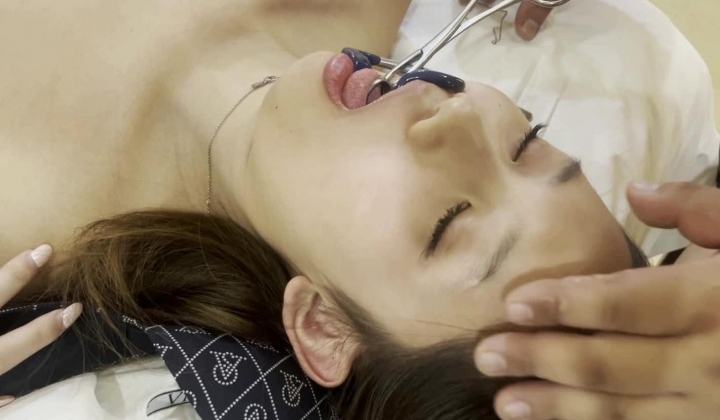 MJ新作猥琐胖叔迷玩迷奸 1.78模特身材高颜值小美女扩逼扩眼电疗