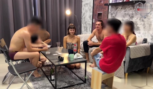 换妻界的顶流新加坡华裔【爱玩夫妻】这是一场国际性的相遇，来自俄罗斯、台湾的情侣约了我们一起玩一场疯狂的性游戏
