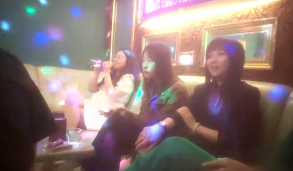 【换妻极品探花】人妻可遇不可求  KTV唱歌酒店开房 玩惩罚游戏6P交换