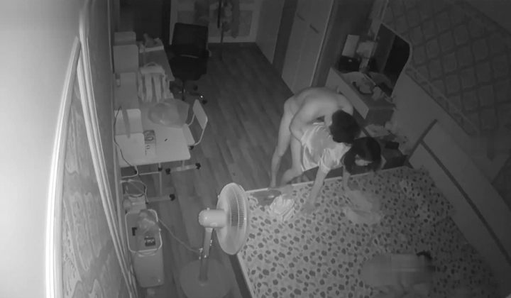 黑客破解家庭网络摄像头偷拍 ️孩子熟睡性饥渴媳妇主动趴老公身上求草