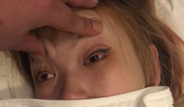 MJ迷倒01年可爱妹子跟她闺蜜玩脸 翻眼 玩脚，乳头粉嫩，青春胴体