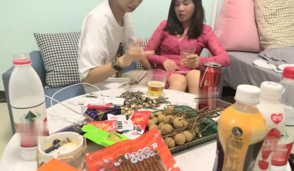 【瘦猴先生探花】约操良家少妇，喝酒聊天调情，扒掉衣服看肥穴，近距离视角，正入爆操