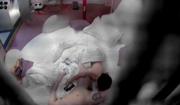 《萤石云破解》小伙带着丰满女友酒店开房刚干的起劲“嘘”女友妈妈来电话了