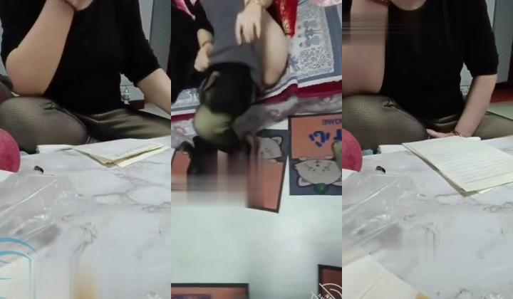 【母子 ️乱伦通奸】 与母缠绵 终于把妈妈逼毛刮的更诱人了 白嫩无毛穴欲望迸发 拔屌狂插好舒服啊
